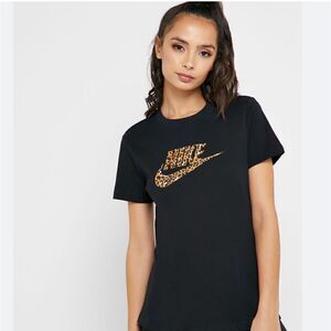 Nike Women's Animal Print Black T-shirt. Size Small. EUC!